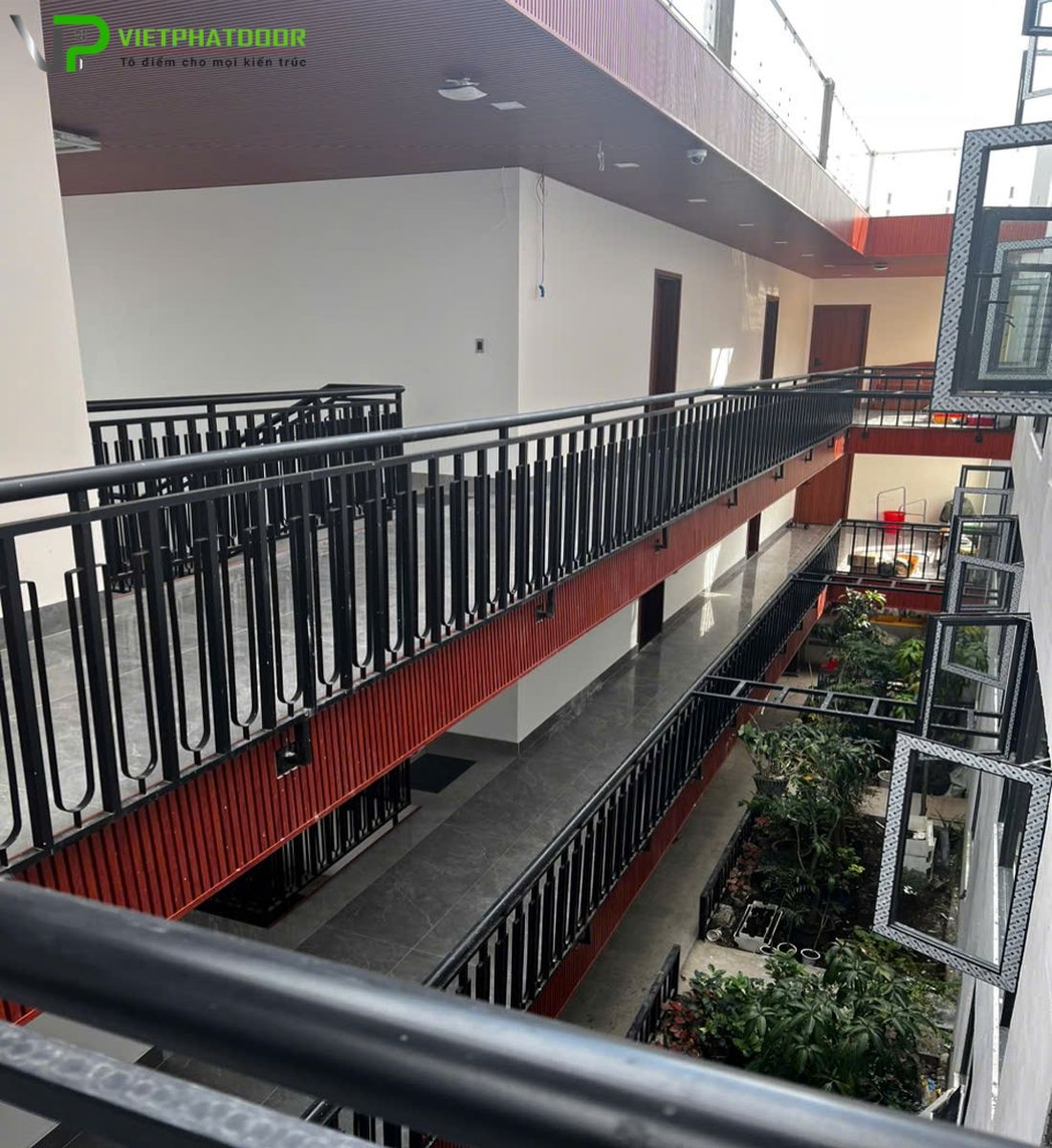 BÀN GIAO CỬA NHỰA GIẢ GỖ COMPOSITE VÀ CỬA THÉP CHỐNG CHÁY TẠI BÌNH THẠNH – CHẤT LƯỢNG TẠO NÊN GIÁ TRỊ 2