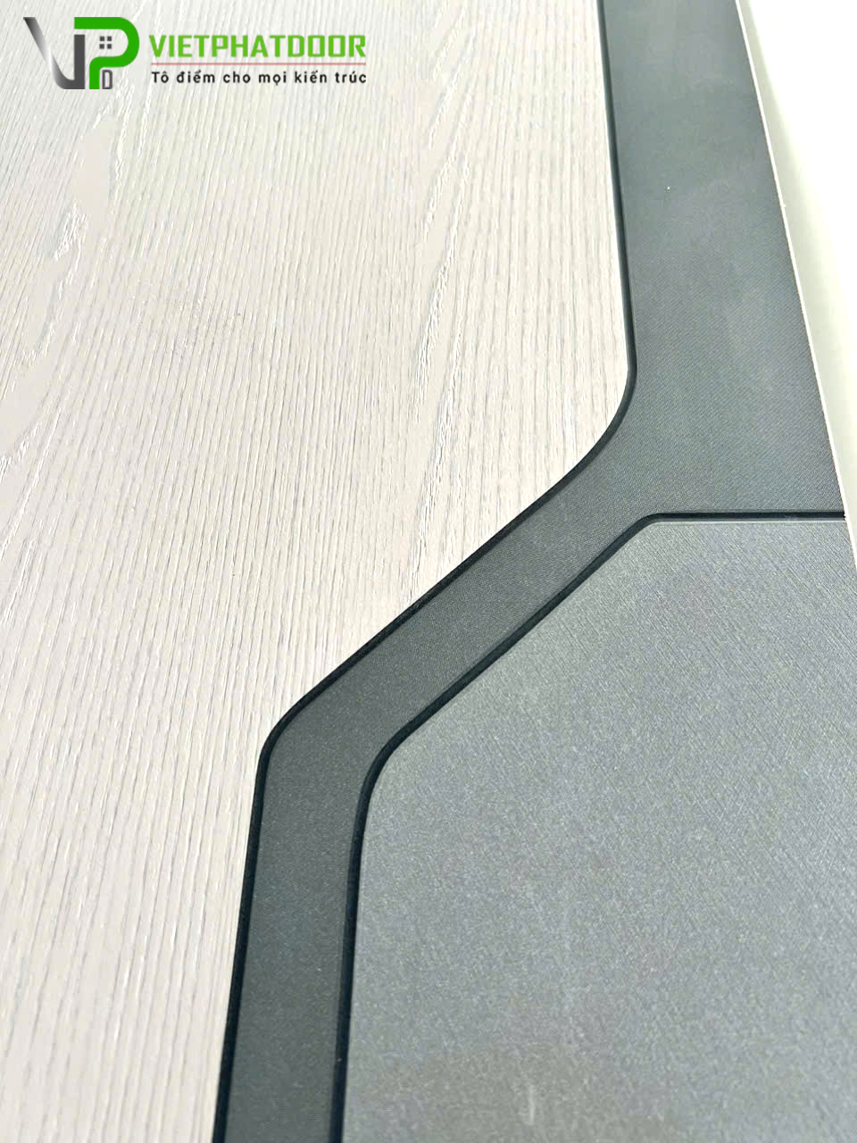 VIỆT PHÁT DOOR BÀN GIAO CỬA NHỰA GIẢ GỖ COMPOSITE VÀ CỬA GỖ CARBON TẠI HÓC MÔN KHẲNG ĐỊNH THƯƠNG HIỆU BẰNG CHẤT LƯỢNG Cua-carbon