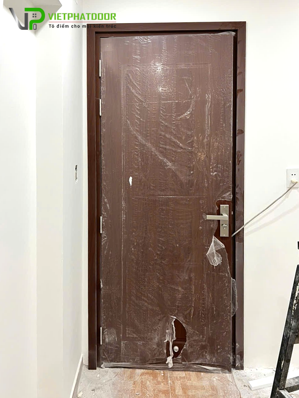 BÀN GIAO CỬA NHỰA GIẢ GỖ COMPOSITE VÀ CỬA THÉP CHỐNG CHÁY TẠI BÌNH THẠNH – CHẤT LƯỢNG TẠO NÊN GIÁ TRỊ Cua-composite-1