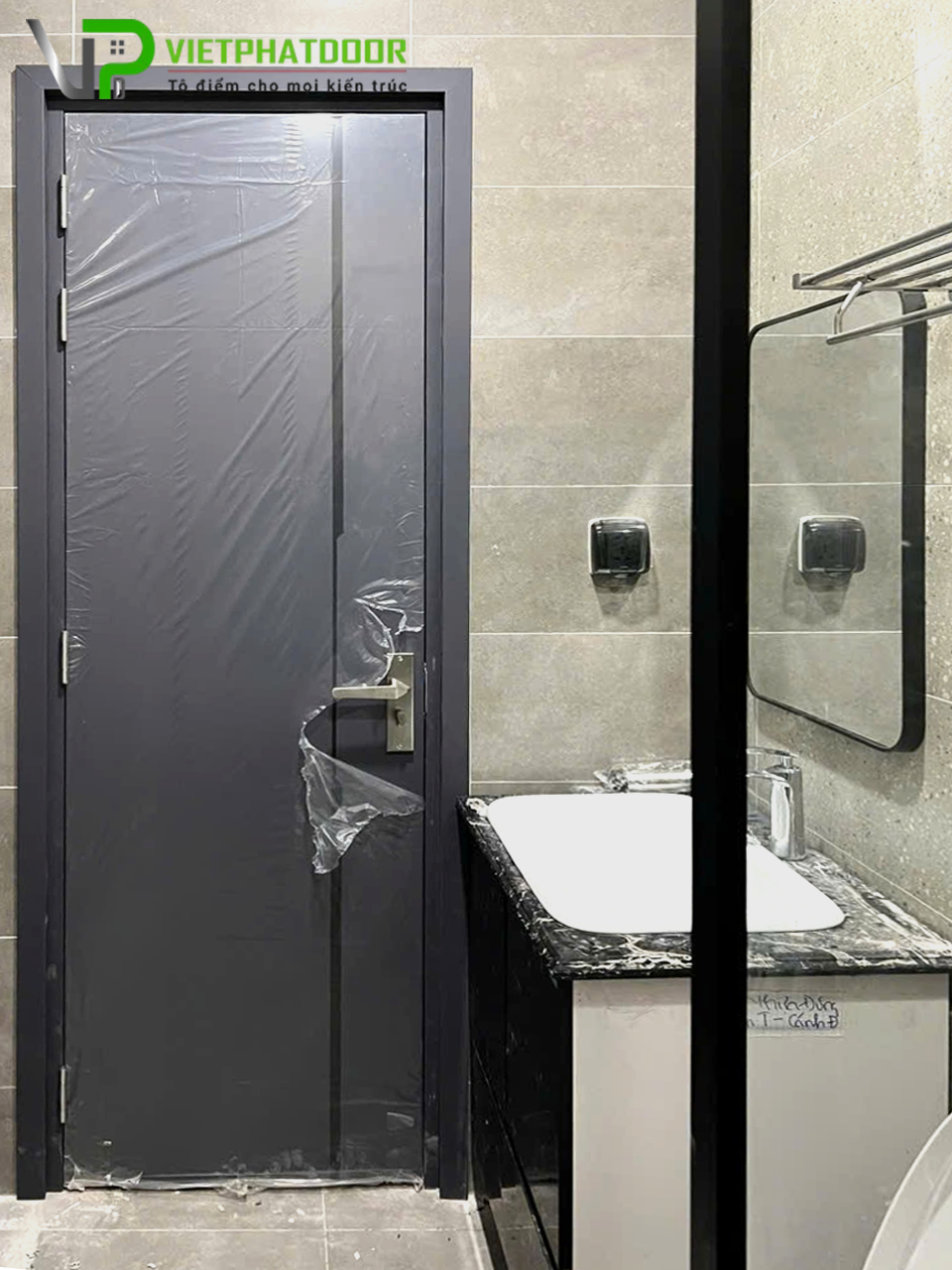 VIỆT PHÁT DOOR BÀN GIAO CỬA NHỰA GIẢ GỖ COMPOSITE VÀ CỬA GỖ CARBON TẠI HÓC MÔN KHẲNG ĐỊNH THƯƠNG HIỆU BẰNG CHẤT LƯỢNG Cua-nha-tam-chong-nuoc