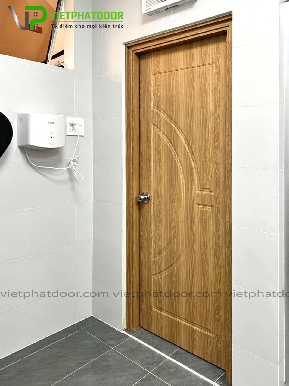 VIỆT PHÁT DOOR BÀN GIAO CỬA NHỰA GIẢ GỖ COMPOSITE TẠI TP.HCM – GIẢI PHÁP TỐI ƯU CHO KHÔNG GIAN HIỆN ĐẠI 2025 - 2026 Cua-nha-ve-sinh