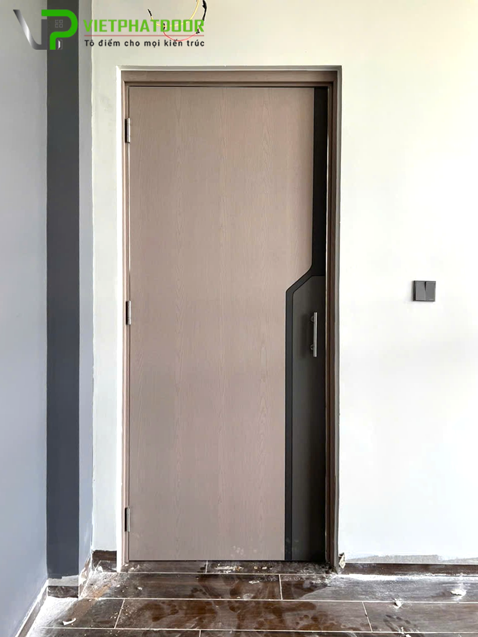 VIỆT PHÁT DOOR BÀN GIAO CỬA NHỰA GIẢ GỖ COMPOSITE VÀ CỬA GỖ CARBON TẠI HÓC MÔN KHẲNG ĐỊNH THƯƠNG HIỆU BẰNG CHẤT LƯỢNG Cửa nhựa carbon