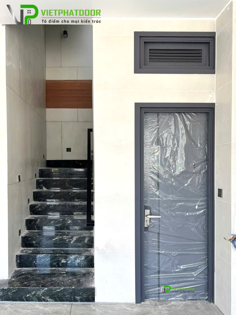 VIỆT PHÁT DOOR BÀN GIAO CỬA NHỰA GIẢ GỖ COMPOSITE VÀ CỬA GỖ CARBON TẠI HÓC MÔN KHẲNG ĐỊNH THƯƠNG HIỆU BẰNG CHẤT LƯỢNG Cua-nhua-composite-o-thoang