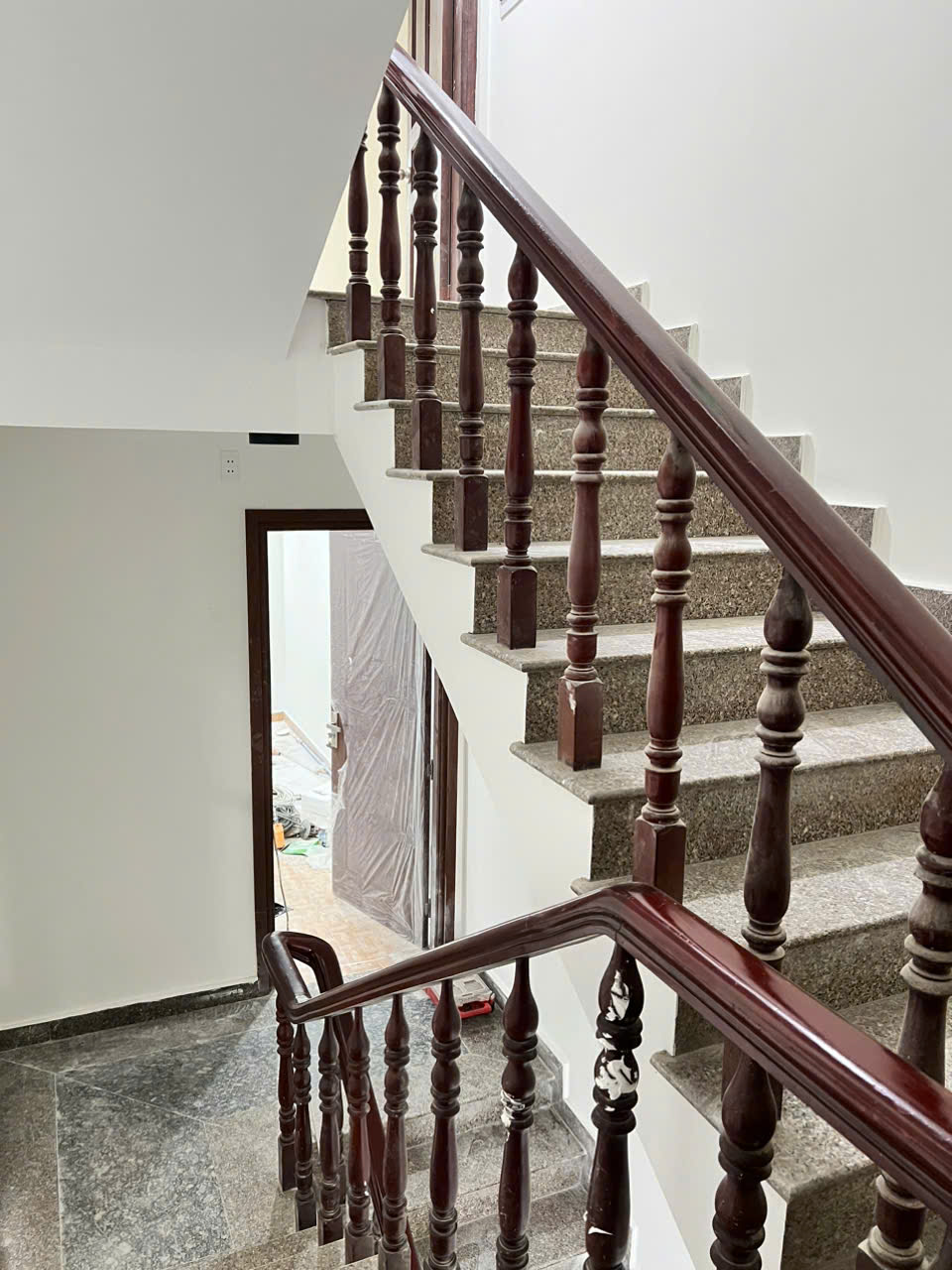 BÀN GIAO CỬA NHỰA GIẢ GỖ COMPOSITE VÀ CỬA THÉP CHỐNG CHÁY TẠI BÌNH THẠNH – CHẤT LƯỢNG TẠO NÊN GIÁ TRỊ Cua-nhua-gia-go-1