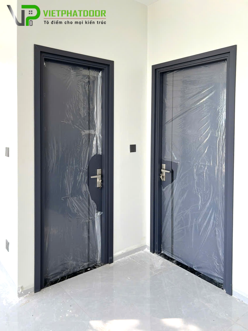 VIỆT PHÁT DOOR BÀN GIAO CỬA NHỰA GIẢ GỖ COMPOSITE VÀ CỬA GỖ CARBON TẠI HÓC MÔN KHẲNG ĐỊNH THƯƠNG HIỆU BẰNG CHẤT LƯỢNG Cua-nhua-gia-go-8