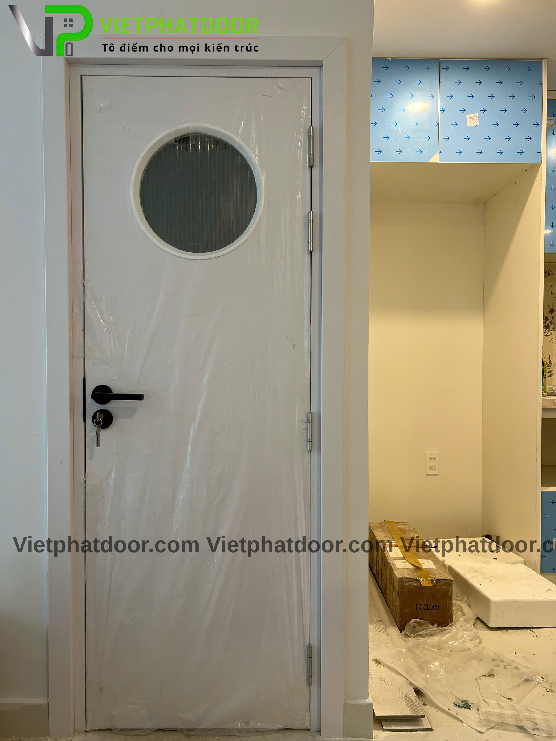 Xu Hướng Cửa Ô Kính Tròn: Ngôn Ngữ Thiết Kế Đột Phá Cho Spa, Studio Và Quán Cafe Cua-nhua-gia-go-composite-o-kinh-soc-tron