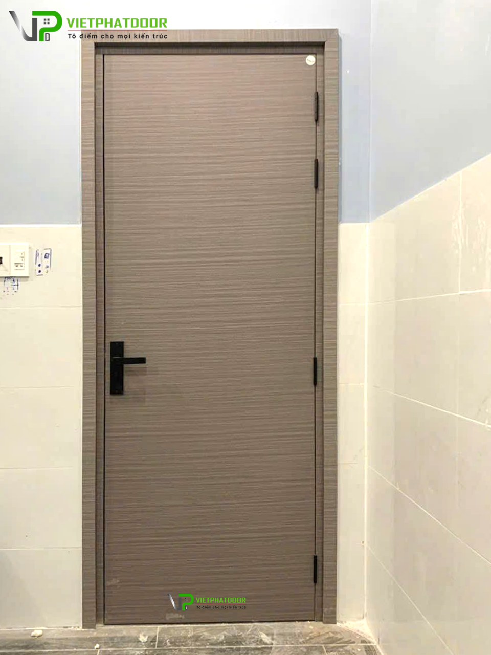 BÁO GIÁ CỬA NHỰA GIẢ GỖ COMPOSITE VIỆT PHÁT TẠI GÒ VẤP – CẬP NHẬT MỚI NHẤT 2025 Cửa nhựa giả gỗ composite vân ngang hiện đại