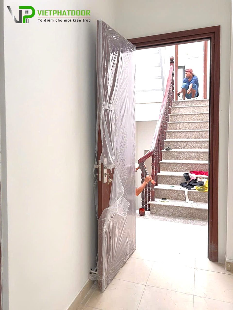BÀN GIAO CỬA NHỰA GIẢ GỖ COMPOSITE VÀ CỬA THÉP CHỐNG CHÁY TẠI BÌNH THẠNH – CHẤT LƯỢNG TẠO NÊN GIÁ TRỊ Cua-phong-ngu-nhua-gia-go