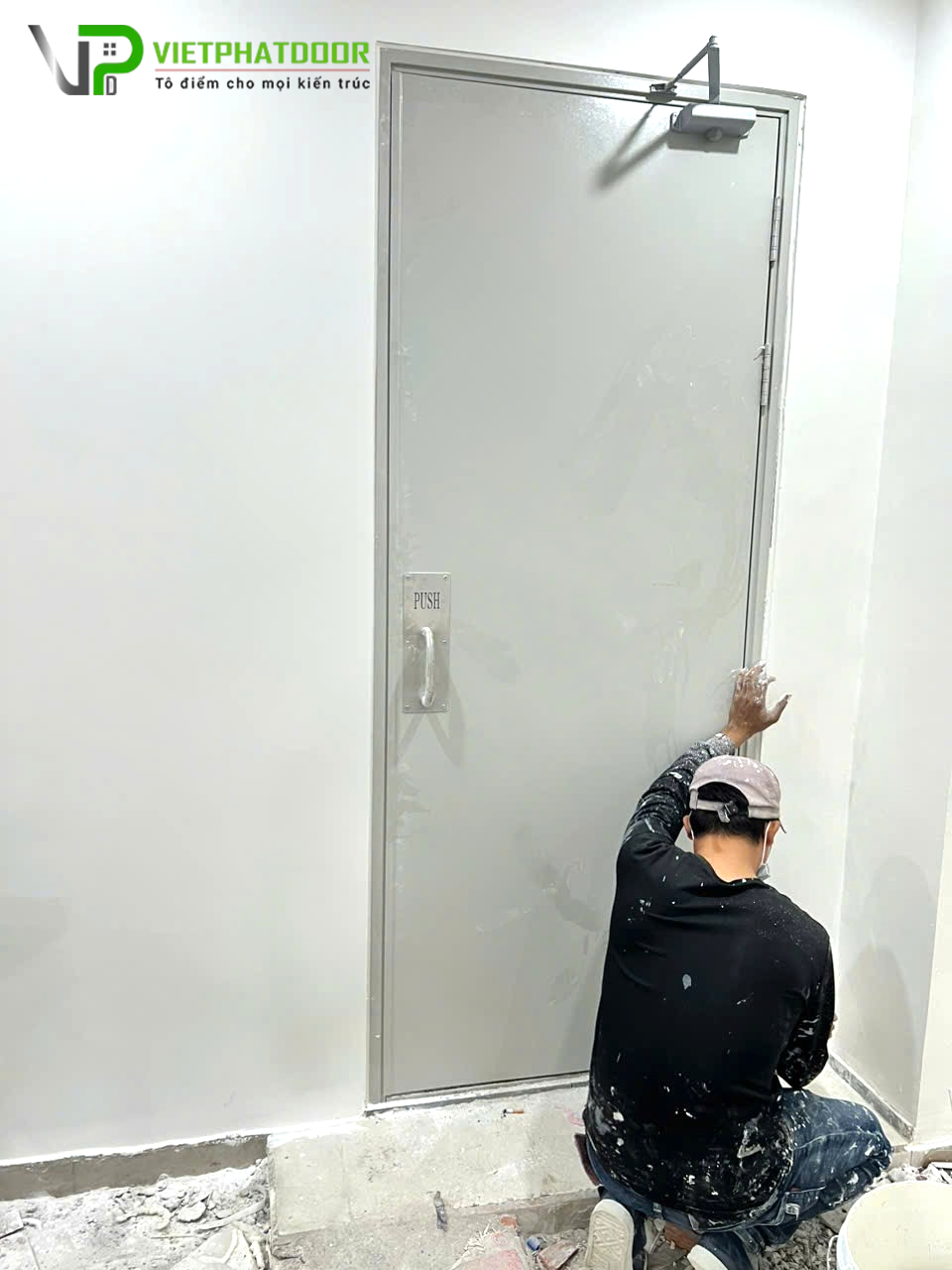 BÀN GIAO CỬA NHỰA GIẢ GỖ COMPOSITE VÀ CỬA THÉP CHỐNG CHÁY TẠI BÌNH THẠNH – CHẤT LƯỢNG TẠO NÊN GIÁ TRỊ Cua-thep-chong-chay