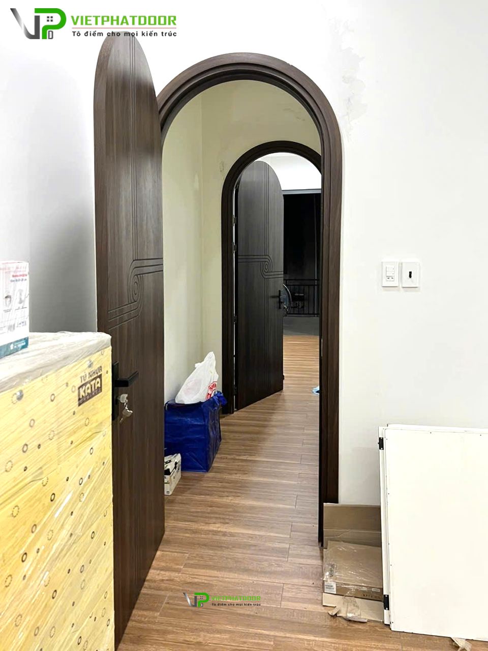 Bàn giao cửa vòm nhựa giả gỗ composite tại Gò Vấp Cua-vom-composite