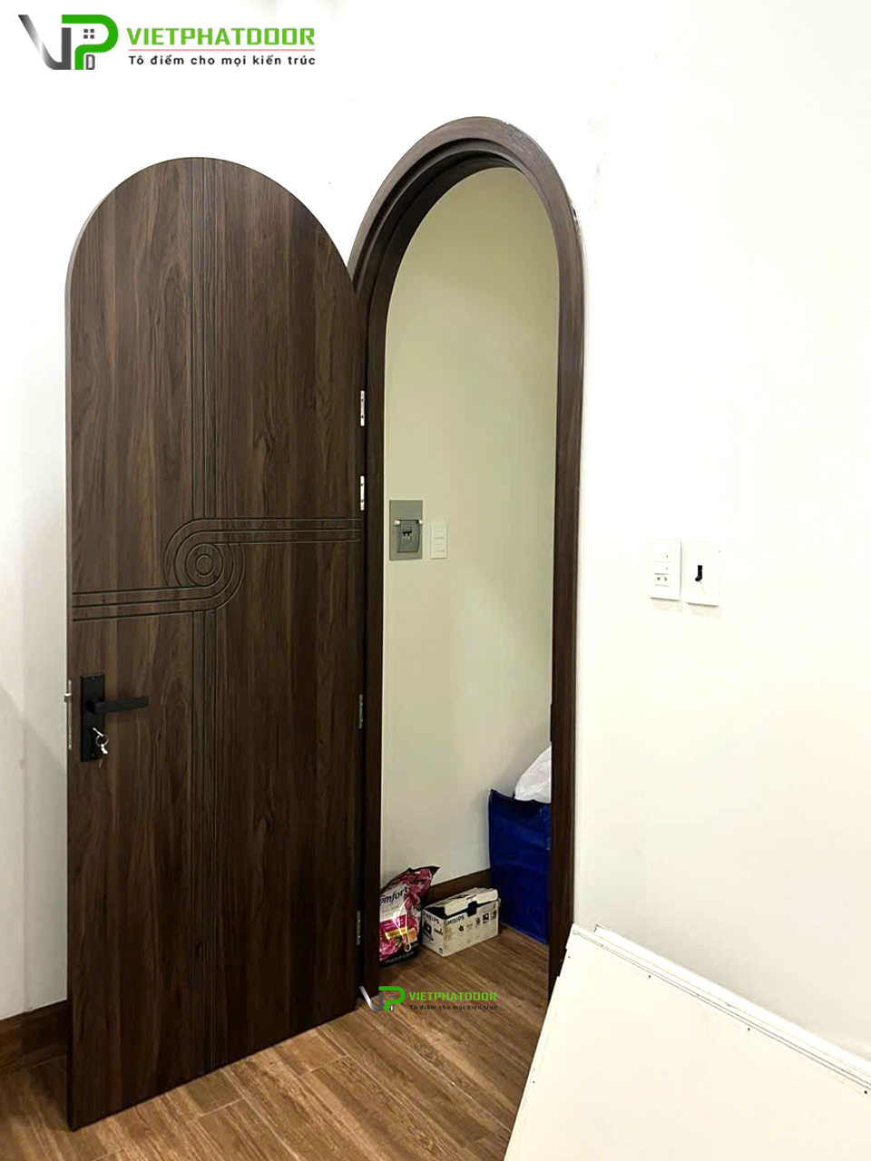 Bàn giao cửa vòm nhựa giả gỗ composite tại Gò Vấp Cua-vom-phong-ngu