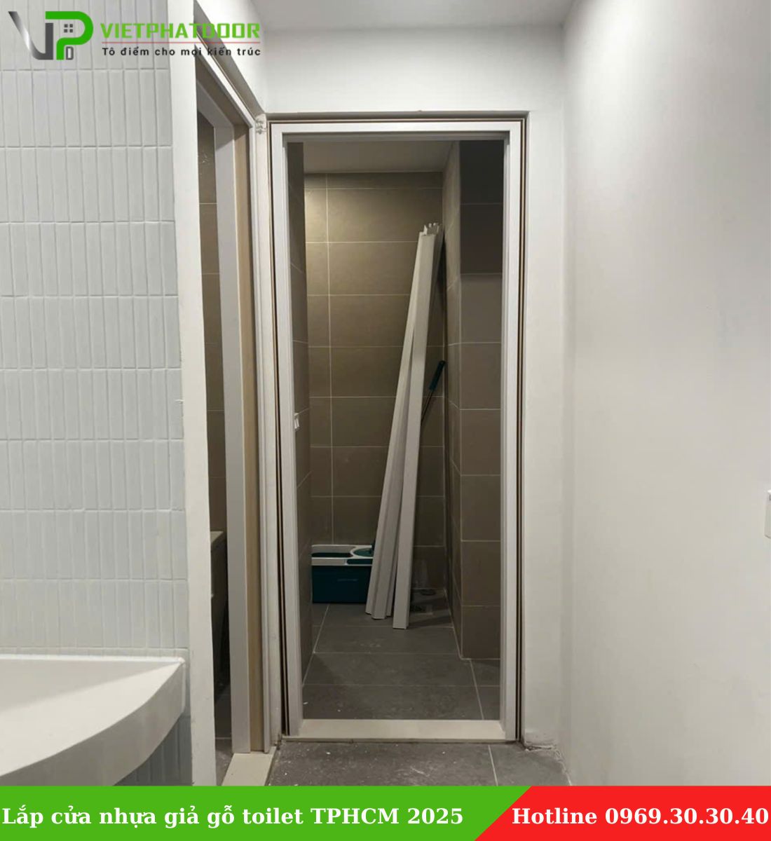 Lap-cua-nhua-gia-go-toilet-TPHCM-2025-
