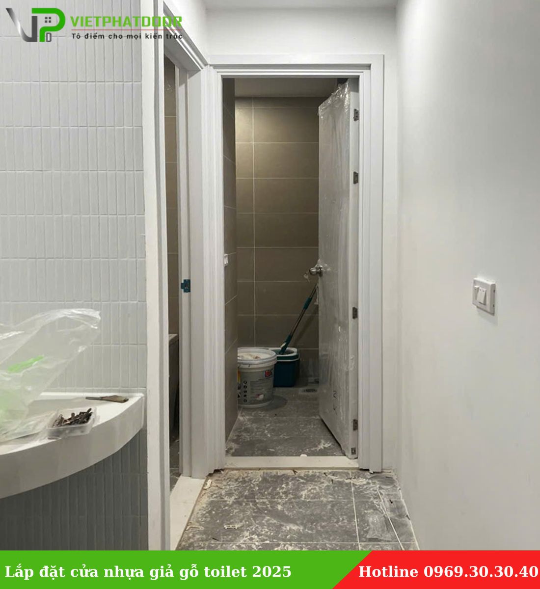 Lap-dat-cua-nhua-gia-go-toilet-2025-