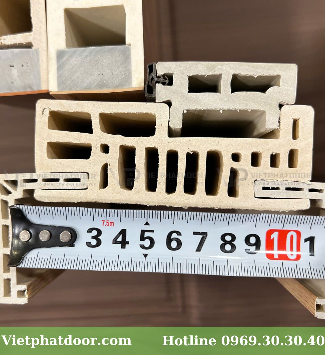 Cửa nhựa giả gỗ composite VPD002 Ô kính tròn lá sách hở Mặt cắt cửa nhựa composite