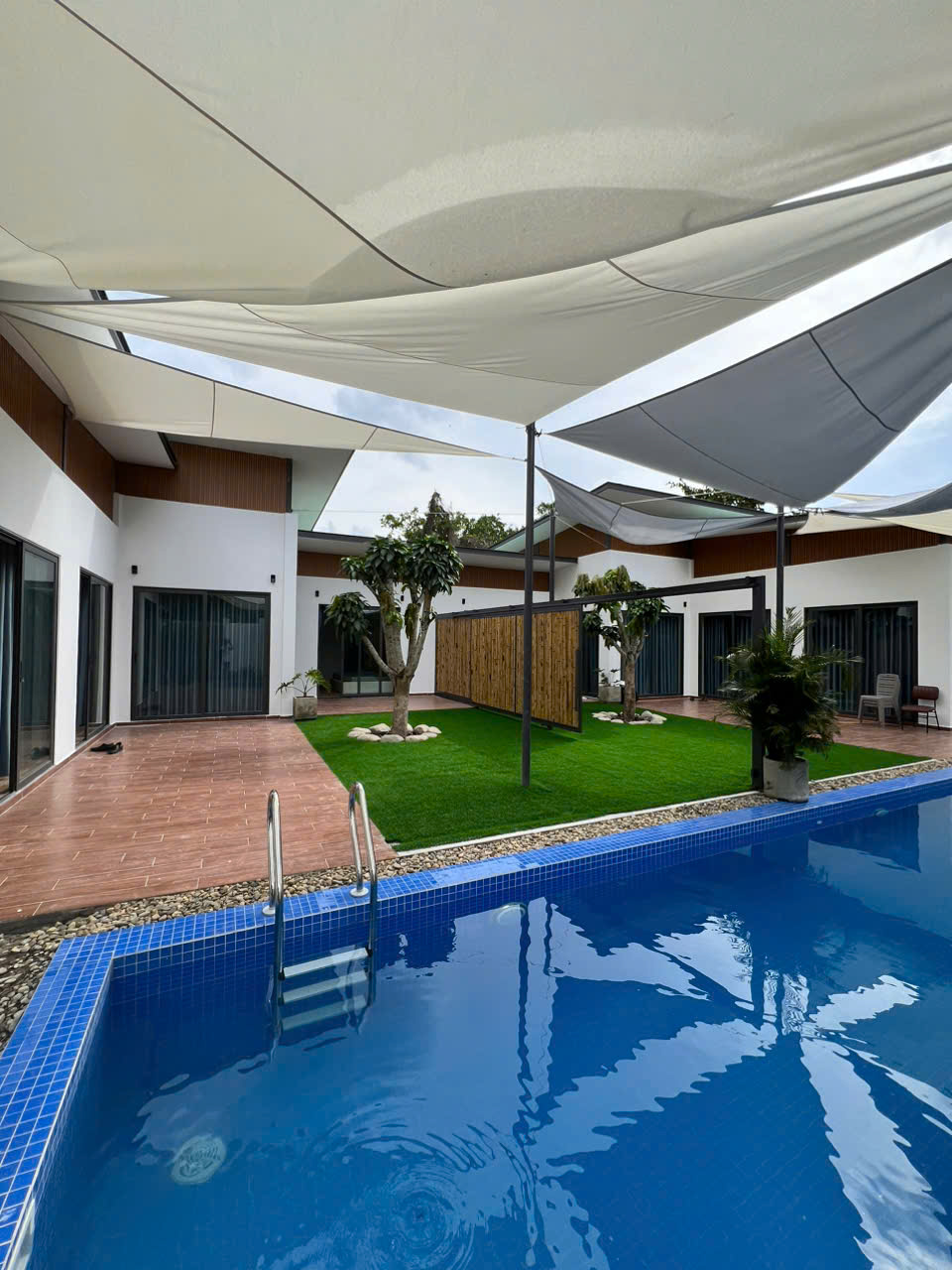 Meta Corp Bàn Giao Cửa Nhựa Giả Gỗ Composite Tại Quận 2 Villa