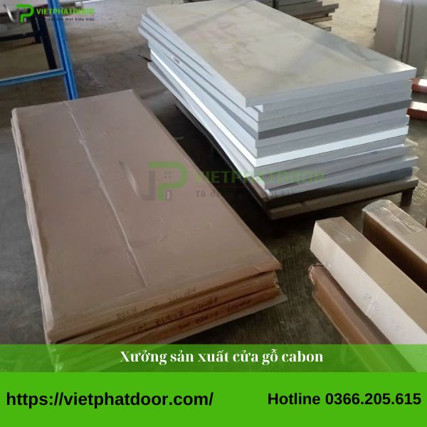 SO SÁNH BÁO GIÁ CỬA NHỰA COMPOSITE VÀ CỬA GỖ CARBON Ở ĐỒNG NAI Xưởng sản xuất cửa gỗ carbon