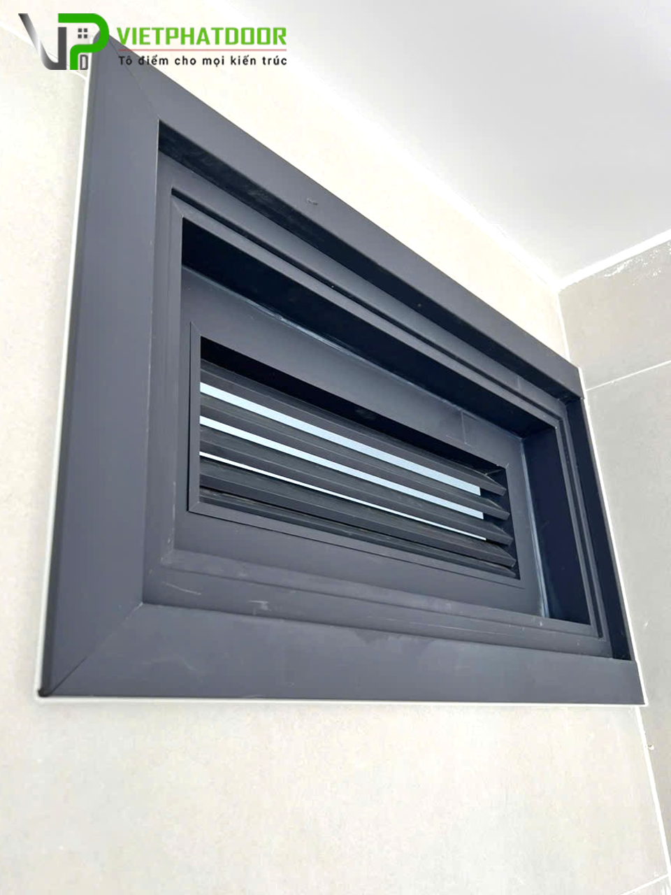 VIỆT PHÁT DOOR BÀN GIAO CỬA NHỰA GIẢ GỖ COMPOSITE VÀ CỬA GỖ CARBON TẠI HÓC MÔN KHẲNG ĐỊNH THƯƠNG HIỆU BẰNG CHẤT LƯỢNG o-thoang-nha-ve-sinh